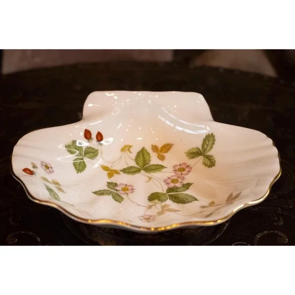 Wedgwood Wild Strawberry Shell Dish with Box | Vintage Bone China Trinket Dish - Picture 7 of 16